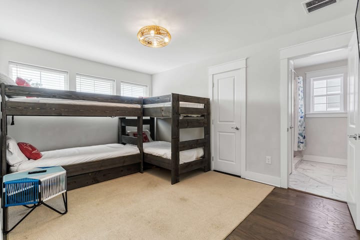 Лофт: трети етаж, смарт телевизор, двуетажни легла, вентилатор на тавана