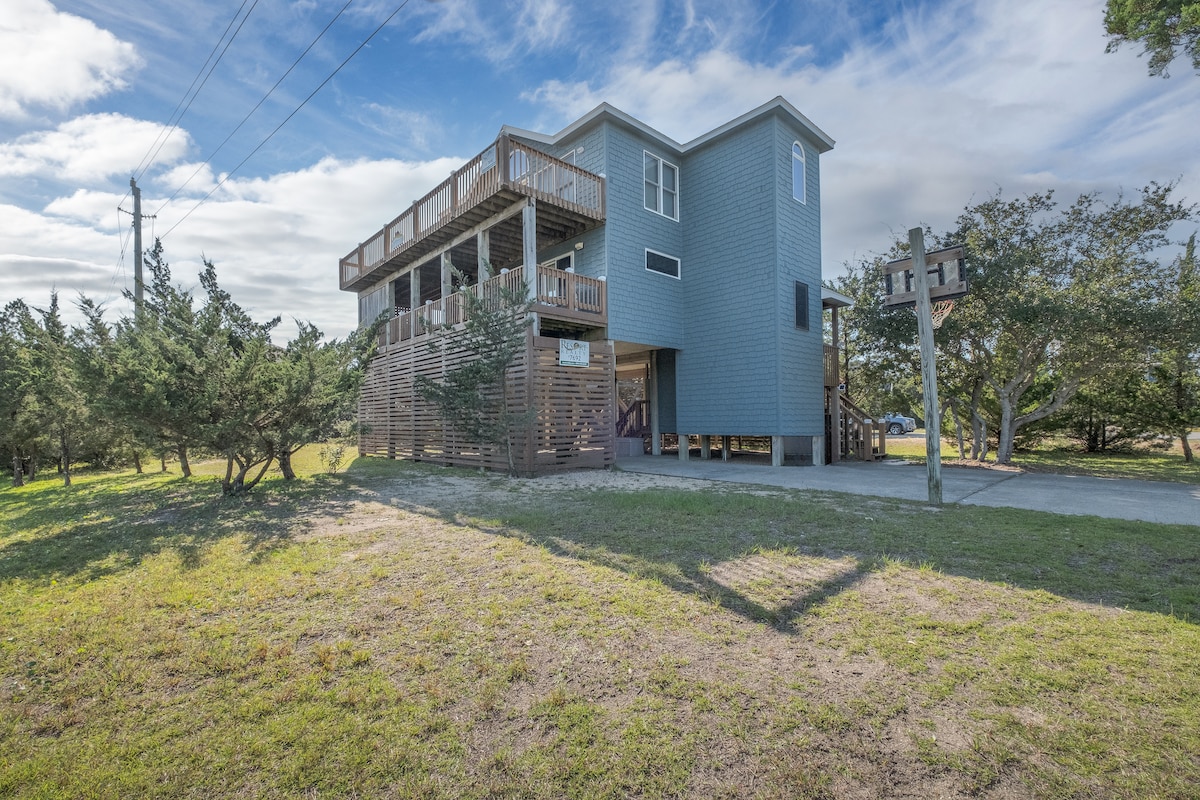 Pet-Friendly Avon Retreat | Sunsets & Sun Decks
