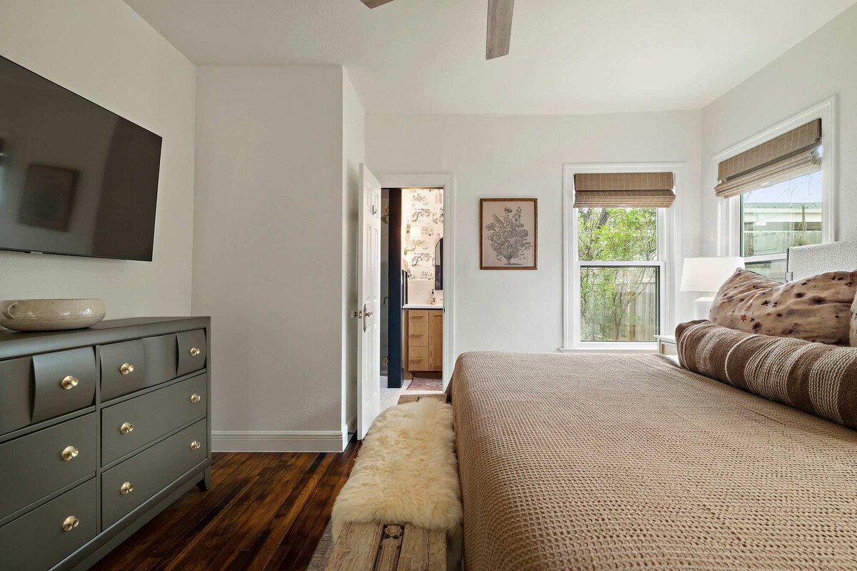 Основна спалня със самостоятелна баня