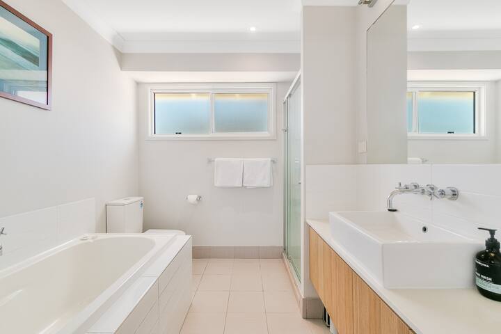 Cosy Coastal Charm – Cute Beach House by uHoliday gallery image 4