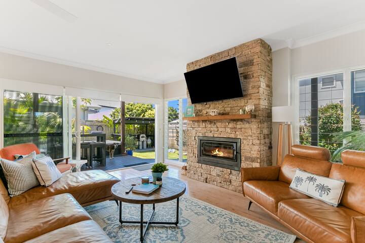 Cosy Coastal Charm – Cute Beach House by uHoliday gallery image 3