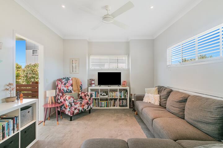 Cosy Coastal Charm – Cute Beach House by uHoliday gallery image 5