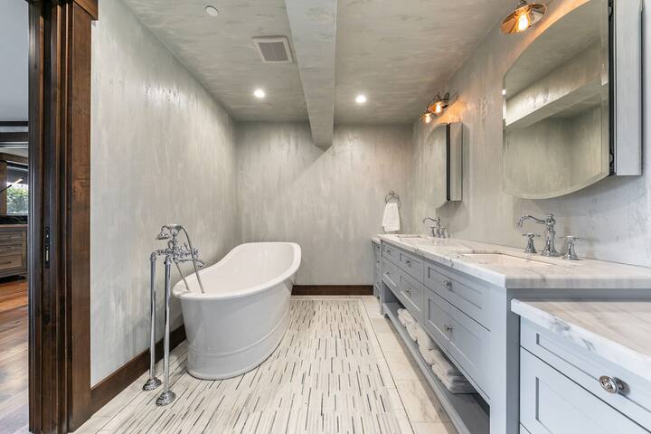 Aqua Vista Lakefront Estate – 6BR w Buoy & Pier