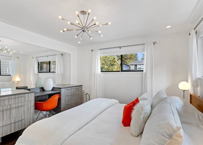 Serene Mid-Century Escape –Sauna + Stunning Spaces gallery image 4