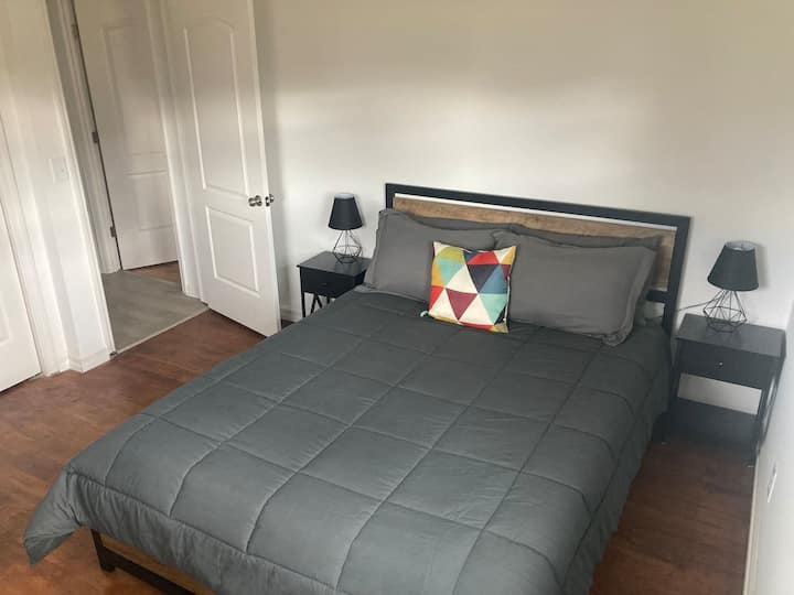 Спална соба 1 брачен кревет (широк 150-179 см)