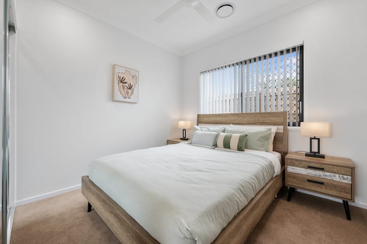 המיטה הזוגית הזו ב-Crest מושלמת ללילה רגוע.