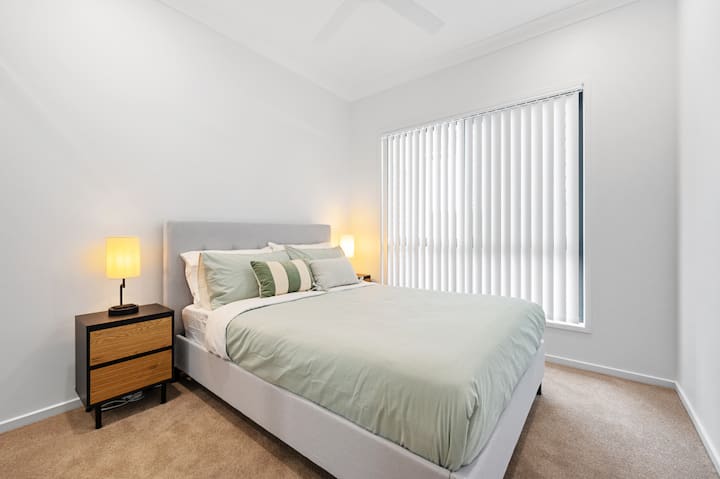 חדר שינה 3: מקום מפלט שקט עם מצעים רכים ואור טבעי, מושלם להירגע אחרי יום של סיורים.