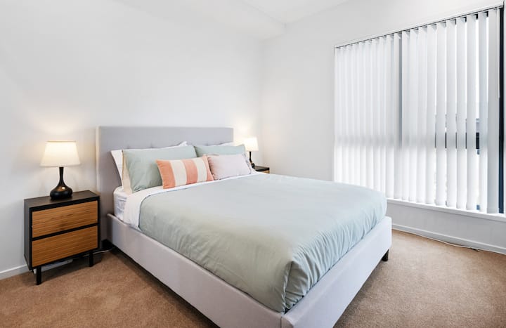 נגיעות מודרניות פוגשות נוחות נעימה במקלט השקט הזה בחדר השינה.