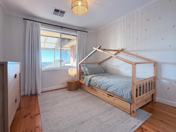 تحتوي غرفة النوم 4 على سرير واحد ويمكننا تنظيم سرير للأطفال لهذه الغرفة إذا لزم الأمر.