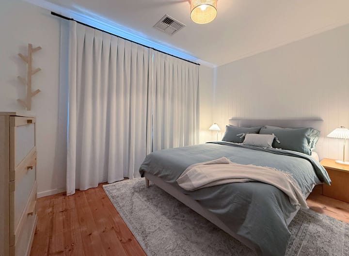 غرفة النوم الثالثة تعرض ستائر التعتيم 