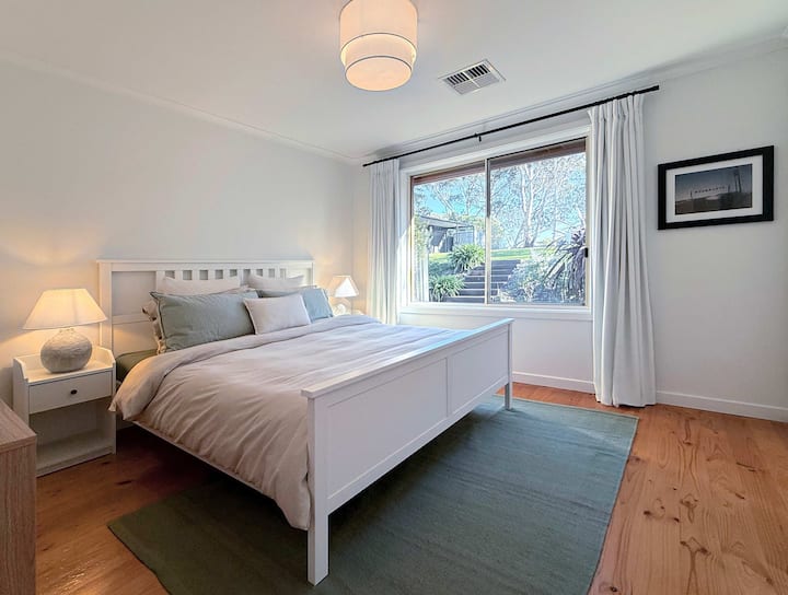 سرير بحجم كبير في غرفة النوم الرئيسية 