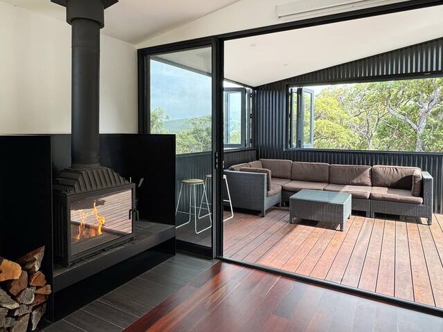 Lights Lookout: Elevated home, expansive sea views gallery image 3