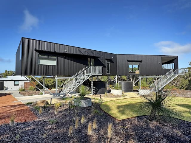 Lights Lookout: Elevated home, expansive sea views