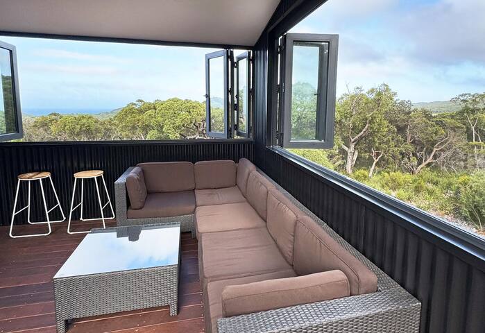 Lights Lookout: Elevated home, expansive sea views gallery image 5