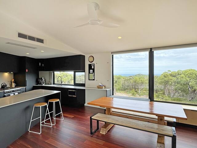 Lights Lookout: Elevated home, expansive sea views gallery image 4