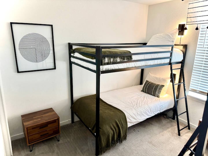 E përkryer për fëmijë ose grupe, kjo dhomë e rehatshme me krevate dykatësh ka dy krevate dykatësh modernë me katër krevate tek, shtroja të buta dhe drita leximi të integruara. Një hapësirë e shkëlqyer për mbrëmje me pizhame, për vëllezërit e motrat ose për miqtë që udhëtojnë së bashku.