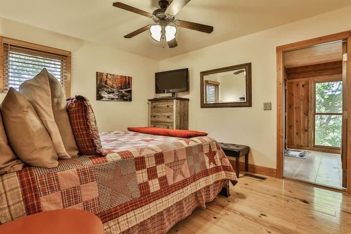 Спална соба со брачен кревет (широк 150-179 см)