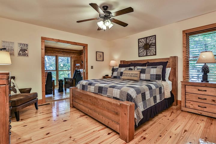 Главна спална соба со брачен кревет (широк 180-220 см)