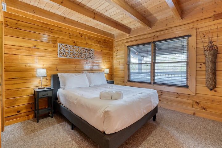 El dormitorio 2 cuenta con una cama tamaño queen y un televisor.