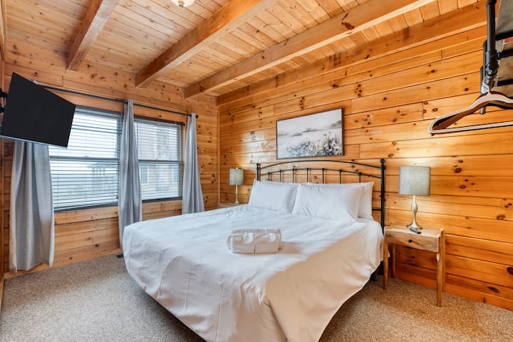 El dormitorio principal cuenta con una cama tamaño king, TV y baño privado.