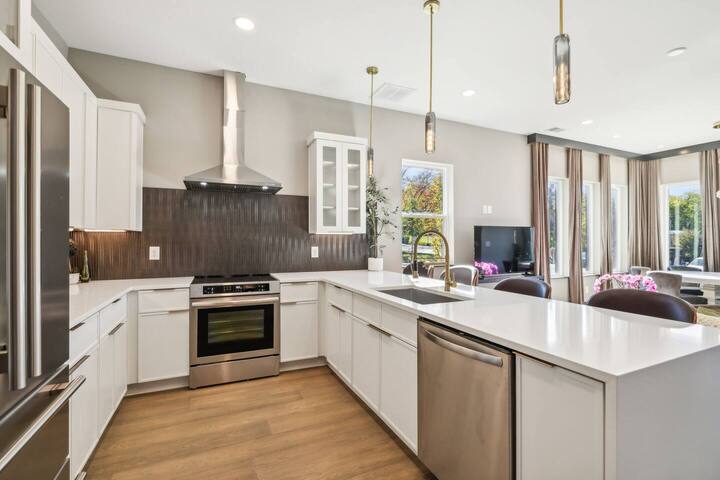 Double the fun! Sleeps 24! gallery image 3