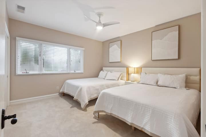 Spálňa 3: 2 veľké manželské postele, spoločný prístup do kúpeľne v hale.