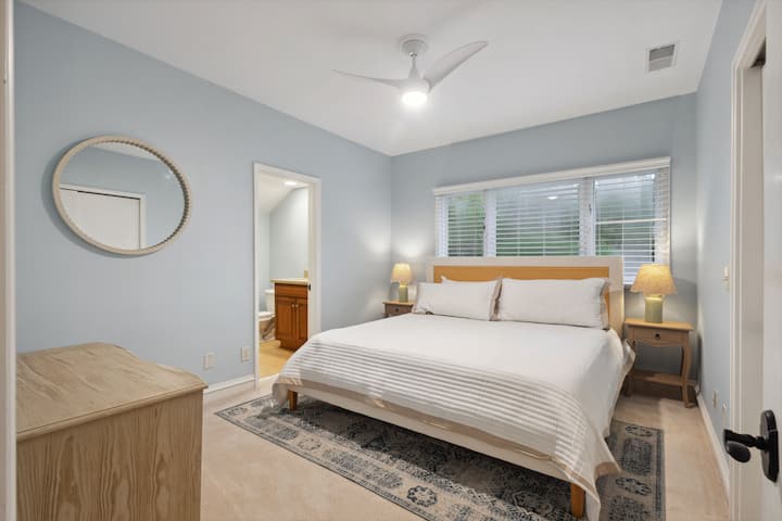 Spálňa 2: veľká manželská posteľ, vlastná kúpeľňa so sprchovacím kútom.