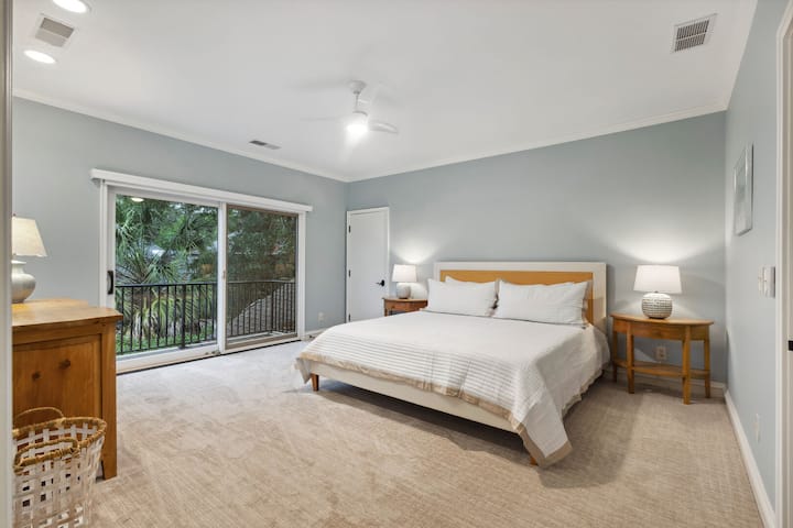 Spálňa 4: manželská posteľ King, prístup do spoločnej kúpeľne v hale.