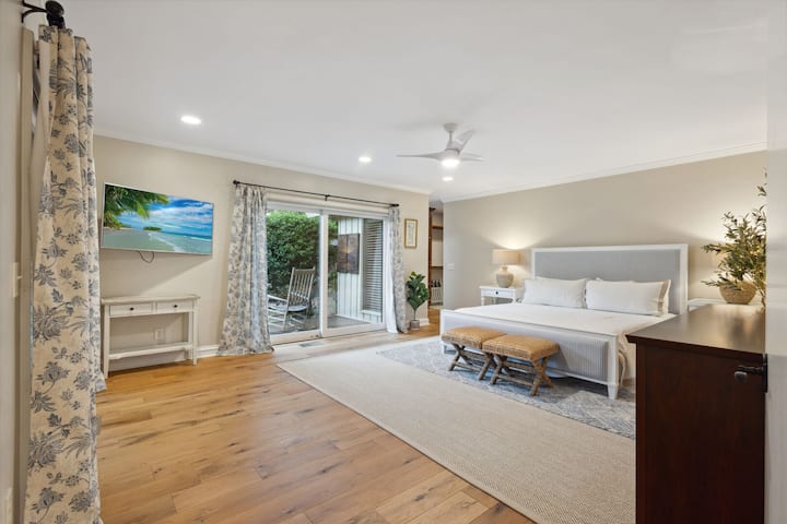 Primárna spálňa 1: manželská posteľ, veľká šatňa a vlastná kúpeľňa so sprchovacím kútom.