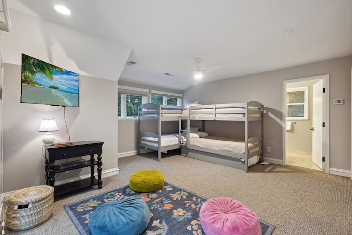 Spálňa 5: Poschodová izba s 5 dvojčatami, 4 usporiadané ako lôžka + 1 trundle. Ponúka vlastnú kúpeľňu so sprchovacím kútom.