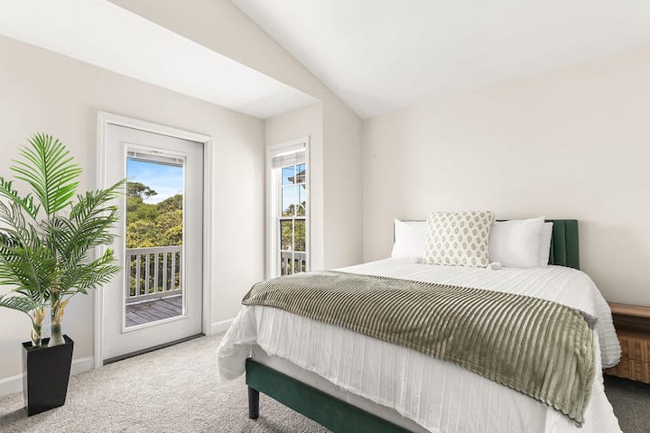 Dormitorio luminoso y espacioso con vistas desde el balcón privado