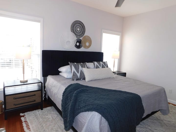 Dormitorio luminoso y acogedor con decoración moderna y luz natural