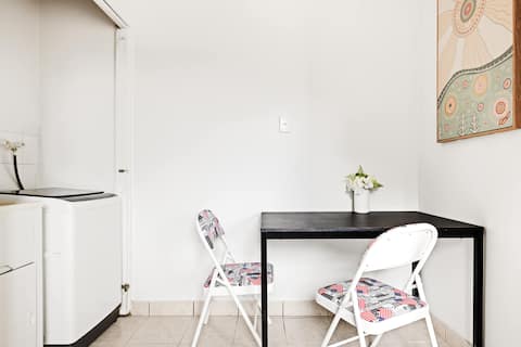 Private Single Room - Mins to Train Station