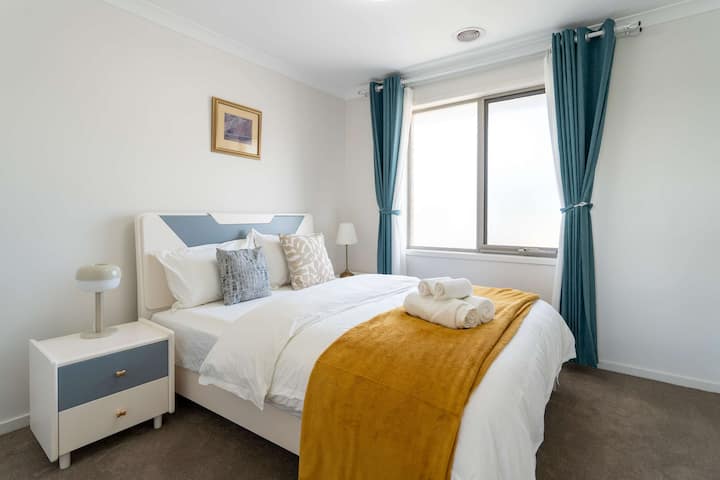 غرفة نوم مع مساحة لتخزين الملابس 