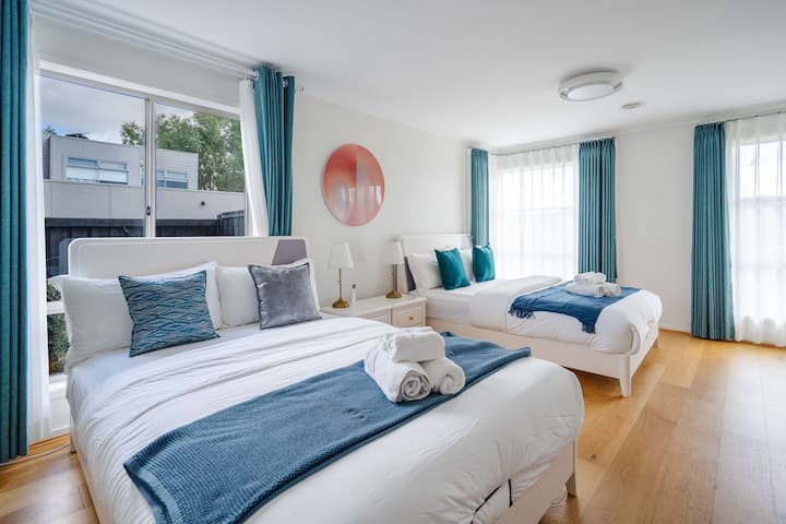 سريران مزدوجان في غرفة النوم الواقعة في الطابق الأرضي 