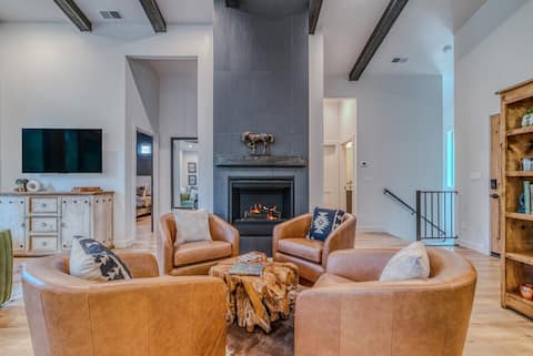 Midtown Ruidoso Riverfront Cabin | 3 King Suites