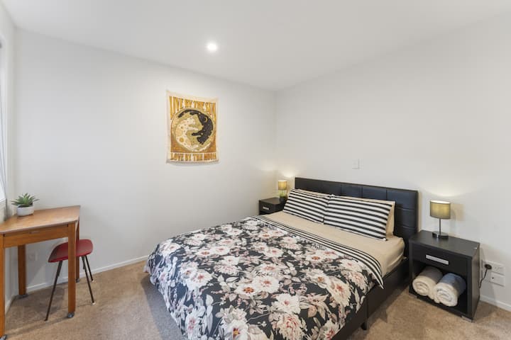 U prizemlju se nalazi bračni krevet (širine 150-1