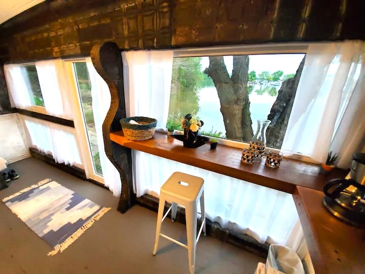 0aed17a9 a24b 4893 8a2e 18d88cfb1221