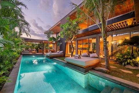 Architect's 4br Villa Close to Berawa Beach