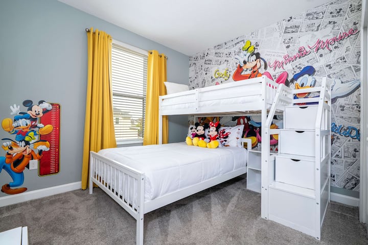 [2nd Floor]  Disney Magic for the Little Dreamers: una giocosa camera da letto a castello con i tuoi personaggi classici preferiti. 