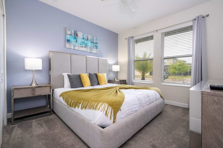 [1st Floor] ✨ Modern Comfort Meets Chic Style – Rilassati in questa accogliente camera da letto matrimoniale grande con arredi eleganti e toni caldi. 