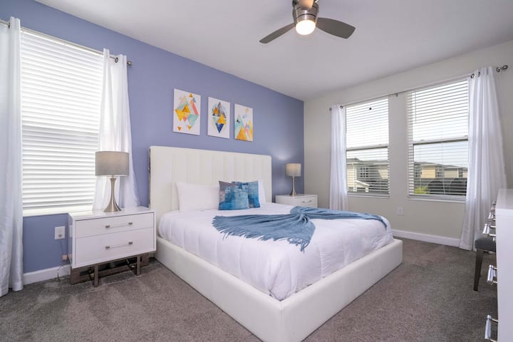 [2nd Floor] ️ Bright & Breezy Vibes – Una spaziosa camera da letto matrimoniale con blu rilassante e tonnellate di luce naturale. 