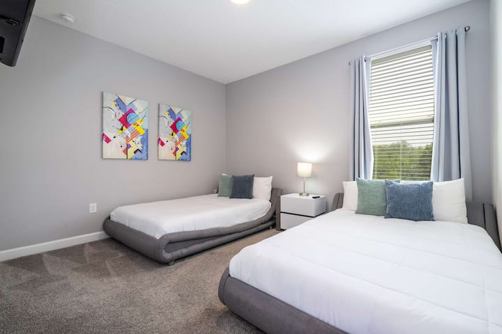 [2nd Floor]  Double the Comfort – Due letti matrimoniali con arredi eleganti, perfetti per amici o famiglie.