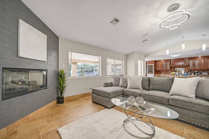 Luxury Las Vegas Oasis with Pool and Hot Tub gallery image 5