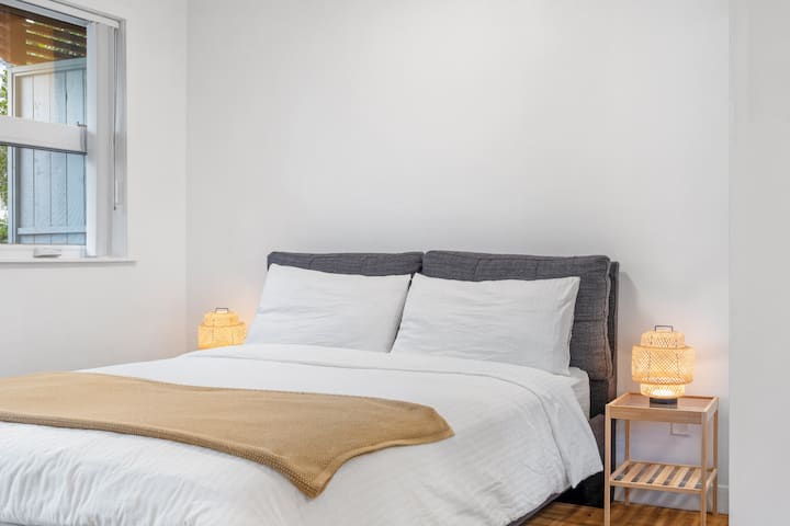 Cozy Fairview Studio W/ Balcony | Prime Location! - Vancouver
