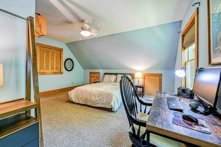 Relájate en este espacioso dormitorio con un acogedor escritorio de trabajo, perfecto para equilibrar la relajación y la productividad durante tu escapada.