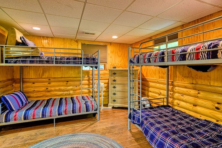 Nuestra acogedora habitación con literas es perfecta para que niños y amigos compartan recuerdos divertidos y noches de descanso.