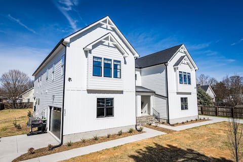 Brand New-Downtown Apex-4BD/4BA-Gameroom-2 Kings!