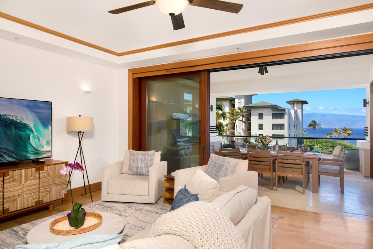 Con tonos suaves, asientos lujosos y el mar brillante más allá del vidrio, esta sala de estar redefine la relajación.