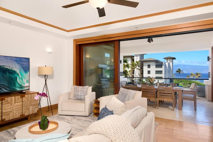 Con tonos suaves, asientos lujosos y el mar que brilla más allá del cristal, esta sala de estar redefine la relajación MON-6301